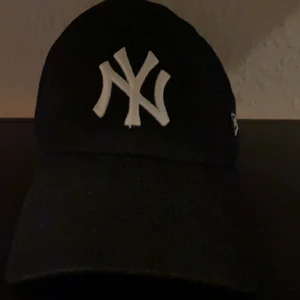 Keps  - En svart keps från New York Yankees. Använd 1-2 gånger. Inprincip nyskick. 75kr + 48kr frakt