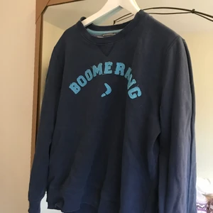 Vintage Boomerang sweatshirt  - Vintage boomerang i mycket fint skick då den är sällan använd. Säljer den pga att jag inte fått ansvänding av den utöver i mitt hem, tänker att det finns någon där ute som får bättre användning av den!