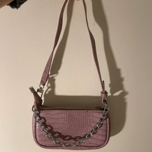 fin lila baguette väska - jättefin baguette väska som inte kommer till mycket nog användning, har ett långt band man kan sätta fast. I perfekt skick!