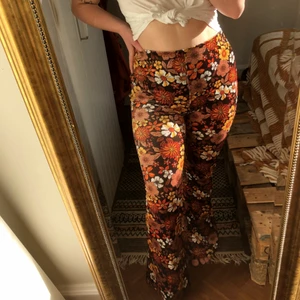 70-tals byxor  - Säljer dessa UNDERBARA 70-tals byxor. De är utsvängda nedtill och har ett underbart mönster. Jättesköna att ha på sig samt att de är i sammettyg. Älskar dem verkligen, men tyvärr var de lite stora och lite för långa för mig (jag är 160 cm lång). 