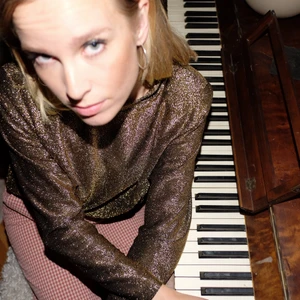 Guldtopp - Topp med vadderade axlar. Inköpt second hand 2020. Ingen storlek i lappen men skulle säga att det är strl M. Bra skick.  