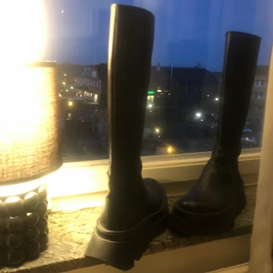 Zara boots  - Hej!💗💗 Säljer nu mina älskade boots från Zara som tyvärr inte fått så mycket användning, pga har för många skor. Använt fåtal gånger och är i super bra skick, inga slitage💗💗 storlek 38, ställ gärna fler frågor och bud gärna ifall priset inte passar💗💗 kan mötas upp eller fraktas upp till den som vill köpa❤️🥰