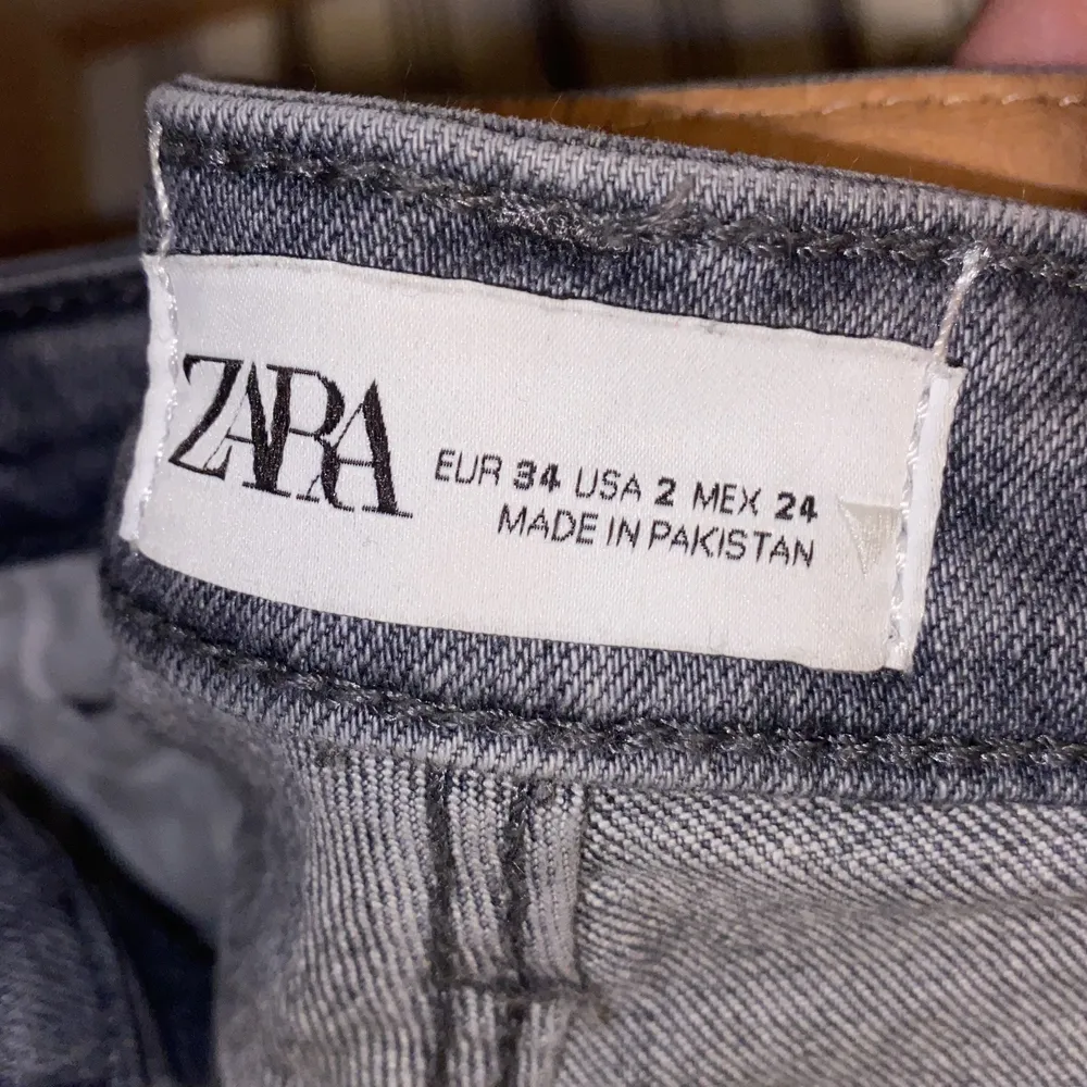 Hej! Säljer mina slit jeans med hål från zara då dom inte längre kommer till användning. Dom är i bra skick och är i storlek 34 men passar 36 också. Säljer för 250 + frakt som tillkommer på 66kr❤️. Jeans & Byxor.