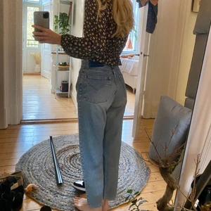 Underbara jeans köpta på secondhand  - JIMMY TAVERNITI. Ett par favoriter som jag tröttnat på, köpta på humana för något år sedan. Välanvända men superfina fortfarande!!! Står storlek 40 i byxorna, jag har strl 34/36 eller 25/26 i byxor och sitter perfekt på mig som är 168 cm lång🥰 Går att bära som både hög-, -normal och lågmidjade beroende på figur. Vid många intresserade blir det budgivning i kommentarsfältet!!