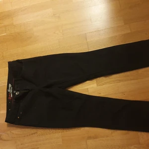 Tommy hilfiger jeans knappt använda  - Svarta knappt använda tommy hilfiger jeans. Spirit skinny. Stolek 6S. OBS amrikans stolek då dom är inköpta i USA! Köparen står för frakten.