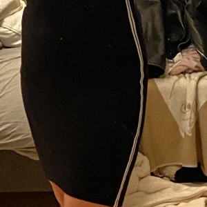 Svart tajt kjol från Gina Tricot - En svart väldigt lång kjol, den går från ungefär naveln ner till precis ovanför knäna på mig som är 168. Mycket fint skick! Storlek XS men är väldigt stor i storleken och dessutom väldigt stretchig i tyget.