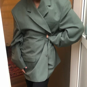 Stor grön kavaj💚 - Väldigt stor men underbar kavaj, super kvalité och fantastisk grön färg💚