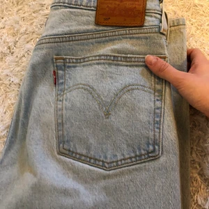 Levis W30-31 - Ett par nästan oanvända Levis 501 i W30-31 och L28. De är som en klassisk medium i storleken 😊 Skriv för fler bilder!