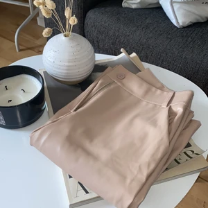 Madlady skinnbyxor - Säljer mina beiga skinnbyxor från madlady🤍🤍 passformen är precis som på bilden! Om du är intresserade så kan man få mer bilder på byxorna. Använda 1 gång! 🤍🤍 