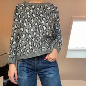 Leopard tröja  - Säljer min gråa leopard tröja. Den är skön och går att använda till mycket. Frakten ingår i priset. Skriv om du är intresserad eller har några frågor!