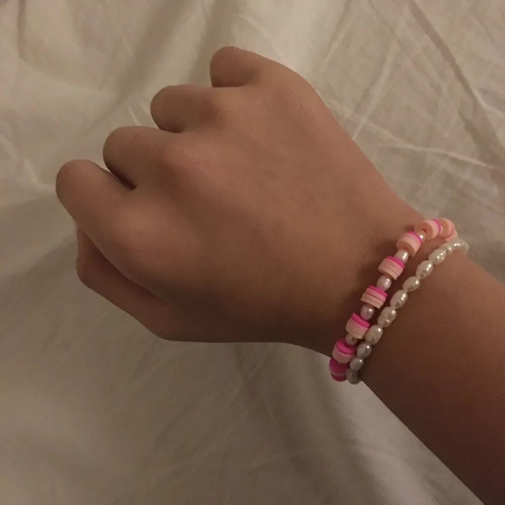 säljer dessa armband på bilden! Av ler och sötvattenspärlor 🧞‍♀️ justerbara 🤍 alla armband på bilden säljs, kontakta vid intresse!. Accessoarer.