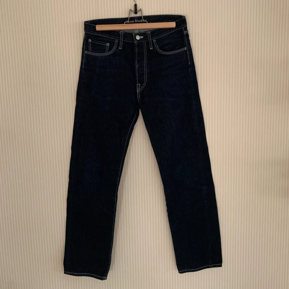 Condition 9/10. Säljer då dem är lite tighta i midjan, endast använda ett fåtal gånger. TTS. Kan mötas upp i Stockholm annars står köpare för frakt! MvH. Jeans & Byxor.