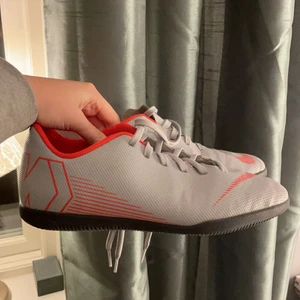 Nike inomhus fotbollsskor i storlek 38,5 - Väldigt sköna skor från märket Nike, dem är knappt använda då dem var för små. Säljer dem för 100 kr+frakt. Kontakta mig om ni vill ha fler bilder eller är intresserade🥰 