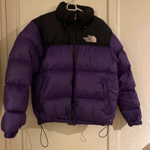 North face jacka 1996 Retro Nuptse - Säljer nu min älskade jacka i modellen 1996 Retro nuptse. Endast använd en säsong. Modellen är slutsåld överallt och retailpriset ligger på ca 3500:-.Säljer för rimligt bud💜 Jag är vanligtvis en S i strl och denna sitter perfekt på mig (herrstorlek M)