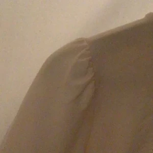 Cool topp - Ballaste toppen, köpt förra året men inte använd. Har som detaljer vid brösten och perfekt nu till vintern, frakt ingår ej<3, kan gå ned i pris vid snabb affär