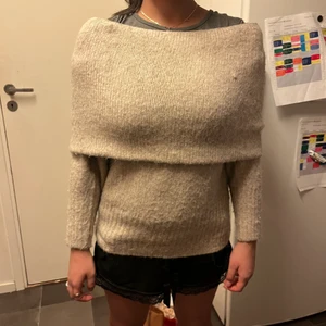 Fin tröja med krage - Jätte snygg tröja med krage som passa perfekt till vintern och hösten, den har jätte skönt material och super varm och gosig! Man kan ha den på flera sätt än det vi hade. Säljer pga att den ej kommer till användning!!