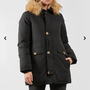 Svea jacka - Säljer denna superfina vinterjacka ifrån Svea i modellen miss smith. Första bilden är lånad. Köpt förra året och använd fåtal gånger så det är i helt nytt och fint skick. Inga skador och inte nopprig. Storlek small, men passar även x-small🤎Nypris 3500 kr, men säljer för 800 kr + frakt, men pris kan diskuteras vid snabbare affär🤎samfraktar gärna!