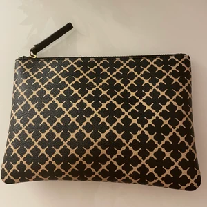 Marlene Birger Clutch - Svart/Vit Marlene Birger Clutch, jättefint skick och visitkort medföljer!!😍 Köparen står för frakt 
