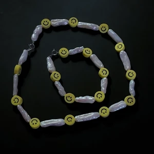 Handgjort halsband och armband - Stora sötvattenspärlor och smileys!!!