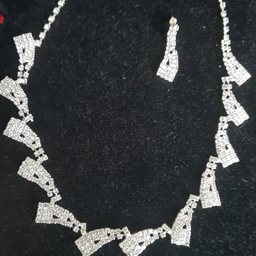 Super fint halsband set med 1par örhängen. Helt nya med många små sten. 150kr/st plus frak. . Accessoarer.