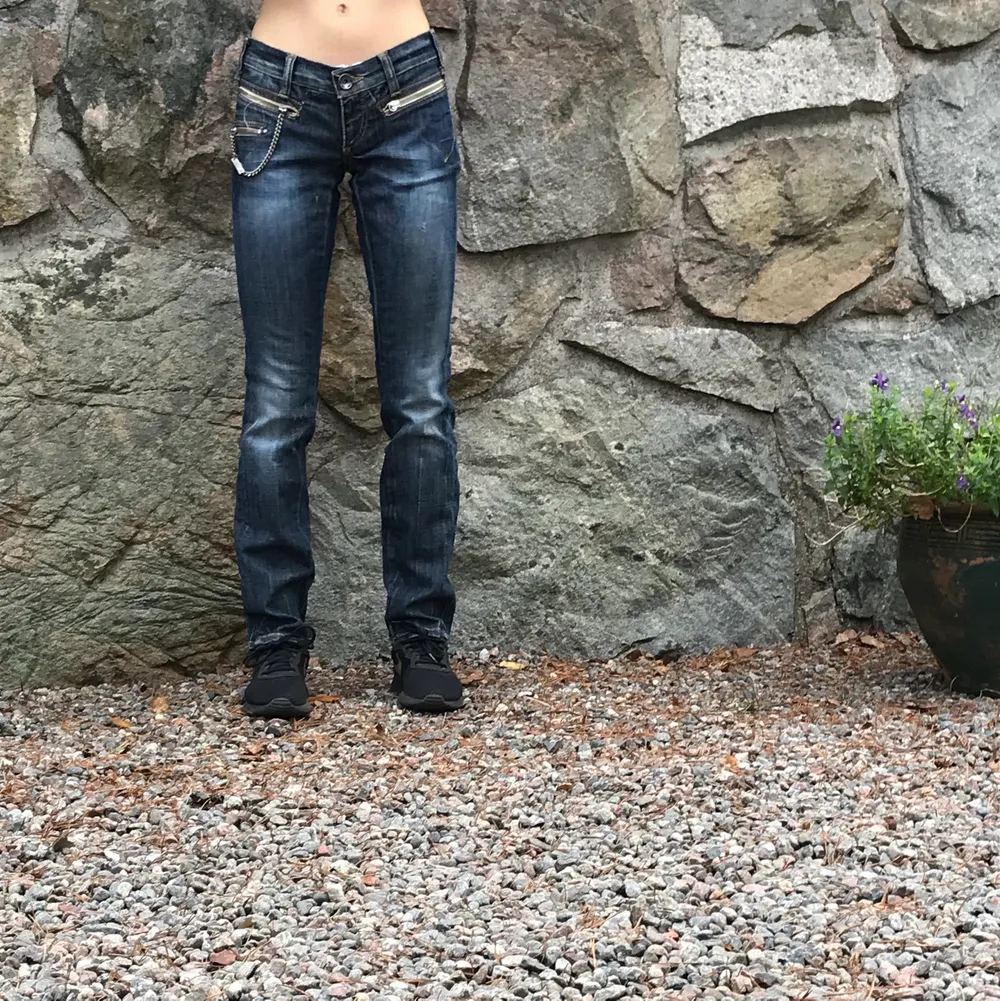 Sjuukt snygga låga jeans från miss sixty! Unika och svåra att få tag på. Väldigt bra skick, som nyköppta. Strl 27, passar mig perfekt som är 165 cm lång (på bilden). . Jeans & Byxor.