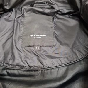 Rock and blue - Zora modell, svart päls, väl använd men i bra skick 