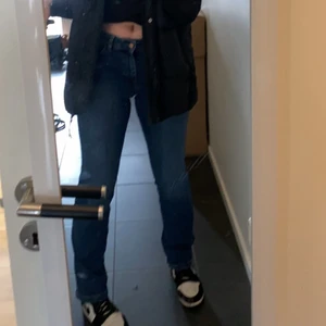 Lågmidjade jeans❤️‍🔥 - Säljer dem här snygga lågmidjade jeansen! Dem är i strl S och jag är 1.71cm så dem sitter ganska tight på mig❤️‍🔥 Dem är använda två ggr så dem är i toppen skick❤️‍🔥