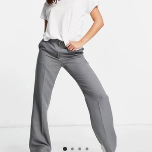 Mörkgrå Kostymbyxor  - Jag säljer ett par helt nya kostymbyxor i färgen grå med rak design. De är väldigt snygga men lite för långa på mig och därav säljer jag dem. Jag säljer för 300 kr.   Kontakta mig gärna för fler bilder eller frågor. Köpta från Asos och en av lapparna är kvar🖤🖤