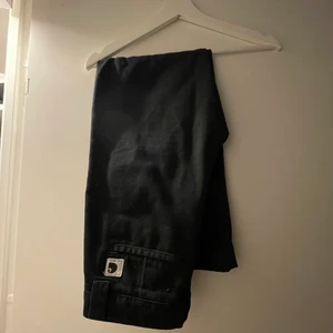 Carhartt workpants - Ett par workpants från Carhartt. Köptes för 3 år sedan och inte använts sen dess då de är för små. Inga märken eller hål. Storlek 34 skulle jag säga då jag egentligen är 38. W26