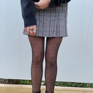 Kjol - Jättefin kjol, väldigt sparsamt använd. Varm och relativt tjockt material så passar perfekt att ha nu till vintern med en varm tröja till💕 Är 38 i storleken så faller low waisted på mig som är 34. 