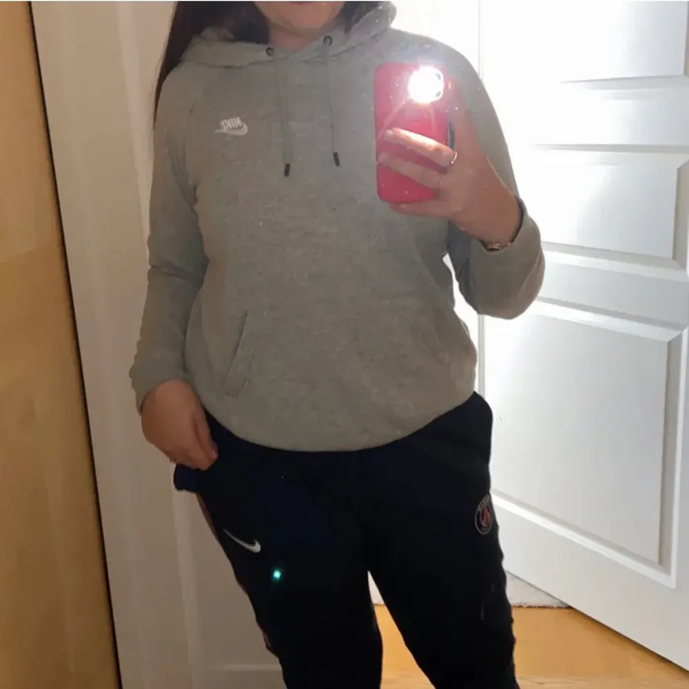 En fin grå Nike hoodie som  använts sällan som tyvär inte kommer till användning alls den är ganska bra till träningar elr något sånt du väljer själv ❤️. Hoodies.