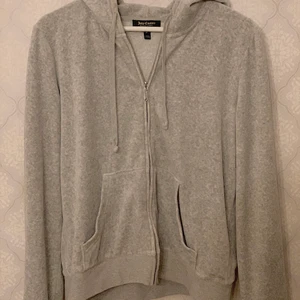 Juicy couture hoodie - Fin grå hoodie från juicy couture, strlk xl men skulle säga att de passar S-M då den är mycket mindre i storleken!! Alla stenar är kvar, du kan komma privat för fler bilder. (köparen står för frakten) 🤍🤍