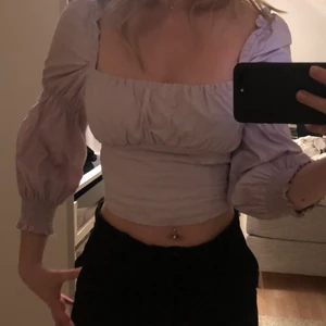 Super fin topp med fina detaljer  - Köpt från hm, lite svår att få av ibland men sitter fint, ärmarna är trekvart och toppen är i en fin lila färg. Inte mycket använd.