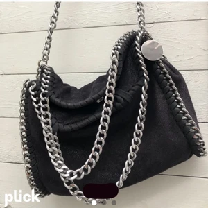 Stella McCartney liknande väska - ❗️ja den finns kvar❗️❗️kommer förmodligen låta budgivningen hålla på lite längre så då kommer jag göra en till annons där man kan fortsätta buda i kommentarerna❗️ Säljer vidare den super snygga Stella McCartney liknande väskan som är i bra skick. Verkligen jätte fin, hör av er om ni är intresserade❤️ (jag startade en budgivning då flera var intresserade, säljer endast vid bra bud  då den är köpt för lite över 700kr)