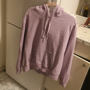 L - En lila varm vacker tröja som oversize stil den är inte använt helt ny den var i väskan det därför den så☺️man kan diskutera om priset 