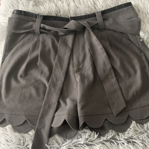 Vinter shorts. Bdba - Grey wintershorts with a lace . bdba brand. S. Black leather detail.