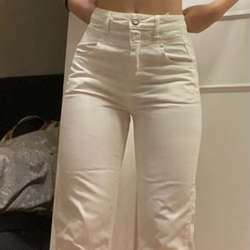 Vita jeans från Zara i storlek 36/S. Jeansen är knappt använda och i bra skick. Tveka inte att fråga om du vill se fler bilder om passform mm..🥰(pris kan diskuteras). Jeans & Byxor.