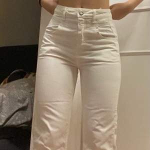 Vita jeans från Zara i storlek 36/S. Jeansen är knappt använda och i bra skick. Tveka inte att fråga om du vill se fler bilder om passform mm..🥰(pris kan diskuteras)