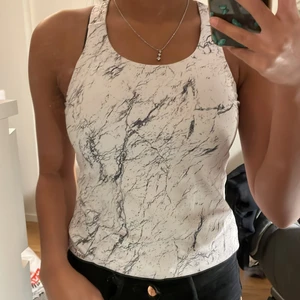 Marmor linne - Säljer detta marmor träningslinne men det kan såklart användas som ett vanligt. Köpt på stadium. Den har korsad rygg och inbyggd topp. Använd fåtal gånger💕 Köparen står för frakten😊