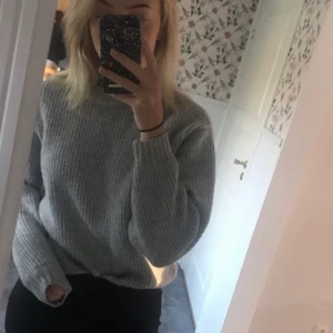GRÅ STICKAD  - Från H&M. Passar XS och S! Fint skick men använt ❤️