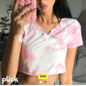 Rosa tiedie Topp - Säljer igen eftersom den inte kommer till användning. Lånade bilder då den inte passade mig men kan skicka om nån vill ha bevis