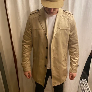 Beige Rock (Vår&Höst) - Selected Homme - En snygg Beige Rock från Selected Homme som sitter snyggt och skönt. (Inköpspris 1600kr)