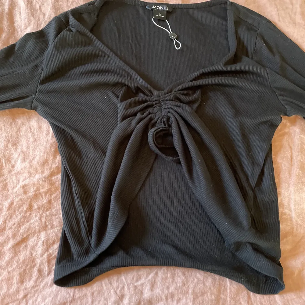 En jätte söt tröja från monkl sälj för att det blev fel storlek oanvänd 🦋. T-shirts.