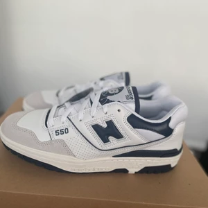 New balance 550 unisex - Säljer dessa super populära New balance 550 sneakers unisex i färgen white  i storlek 42,5. Helt oanvända och kvitto medföljer vid köp. Kan skickas eller mötas upp, köparen står för frakten.