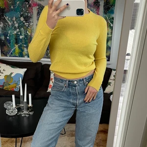 Gul stickad tröja  - Säljer min gula tröja, storleken står inte men jag är 36/38 så den är lite mindre i storleken. 🥰