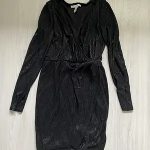 En jättefin svart klänning från Nelly!💓 inte använd så mkt då jag tycker den sitter för V-ringat på mig!💓 kom privat för mer info eller fler bilder!