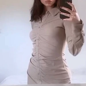 Kostymklänning - Jättefin beige brun klänning från bikbok i strlk small