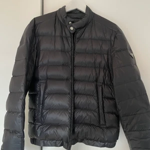 PRADA JACKA - Size 48. Använd men mycket fint skick. Ett litet hål på höger armbåge. Syns knappt. Nypris runt 10000. Färgen är svart. Fler bilder kan lösas pm. 💯