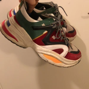 Coola skor  - Riktigt coola färgglada skor som e super sköna. Sulan e trasig på ett ställe men det är så pass att man kan använda dem. Storlek upplever jag som typ en 38/39 