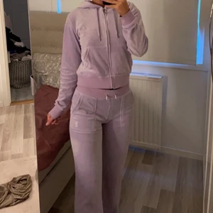 Juciy couture sett! - Jag skulle jättegärna vilja byta mitt ljus lila ljus juicy couture sett mot ett likadant i en annan färg men helst svart eller vit i storleken XXS eller XS i byxor och S i tröja! Mitt är i XXS i byxa o S i kofta❤️ Kan mötas upp runt om i Stockholm! 